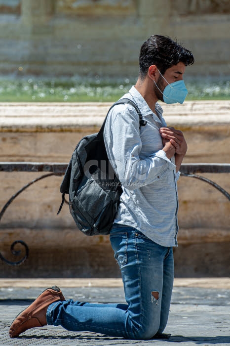 Coronavirus, homme priant place Saint Pierre, Vatican.