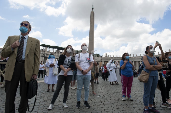 Coronavirus, fidèles sur la place Saint Pierre pour la prière de l'Angélus.