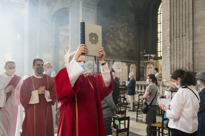 Messe d'ordinations, procession d'entrée avec présentation de l'Evangéliaire.