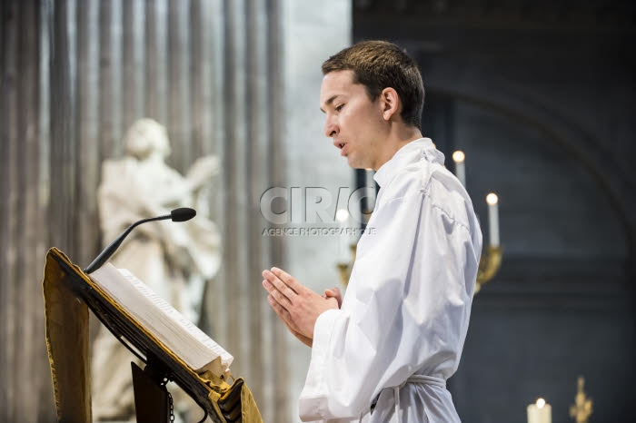 Séminariste faisant une lecture durant la messe.