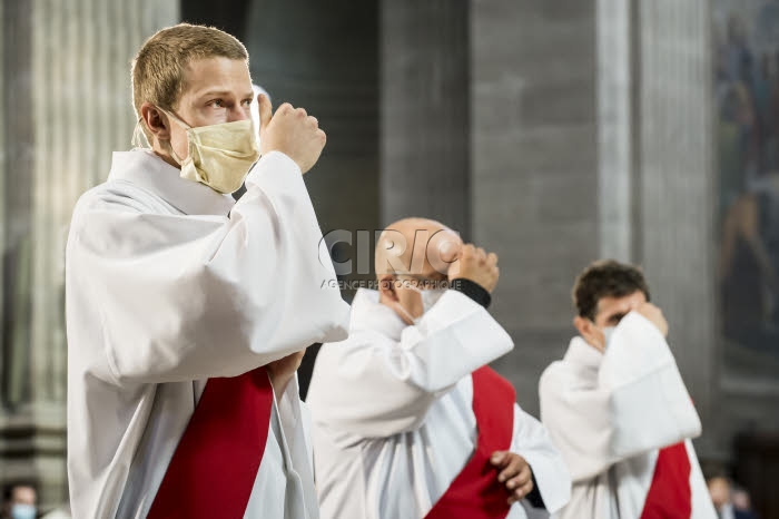 Geste rituel, signe de croix avec le pouce sur le front.