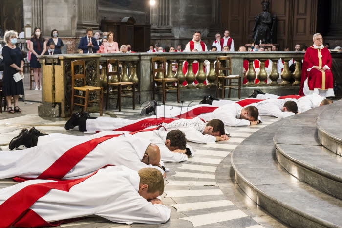 Ordinations sacerdotales, prostration des ordinands.