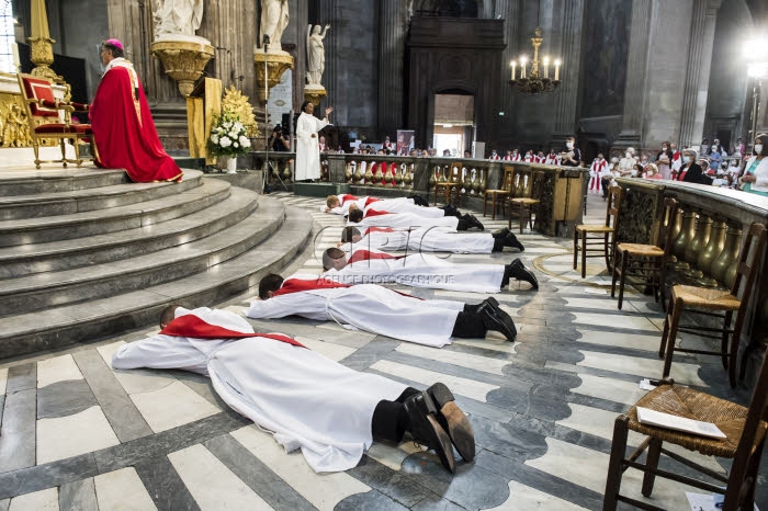 Ordinations sacerdotales, prostration des ordinands.