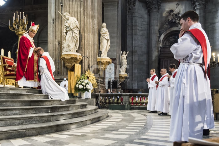 Ordinations sacerdotales, imposition des mains par Mgr Michel AUPETIT.