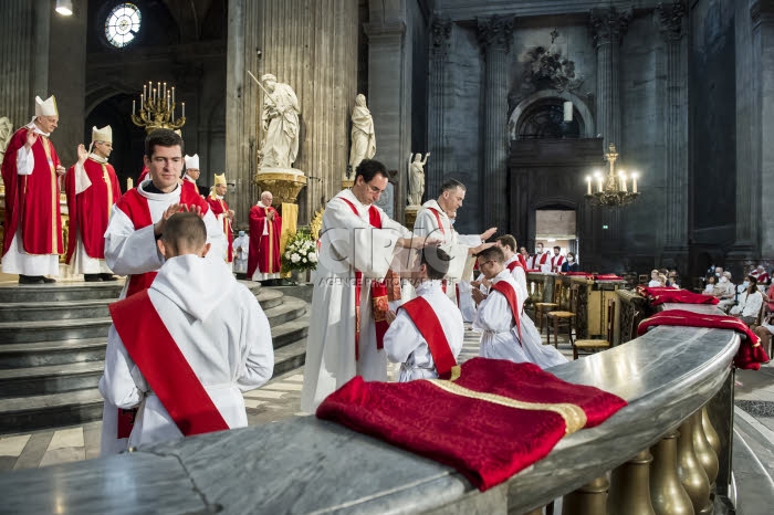 Ordinations sacerdotales, imposition des mains.