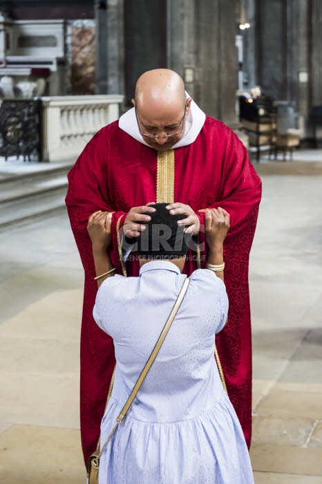 Prêtre nouvellement ordonné, bénissant une proche.