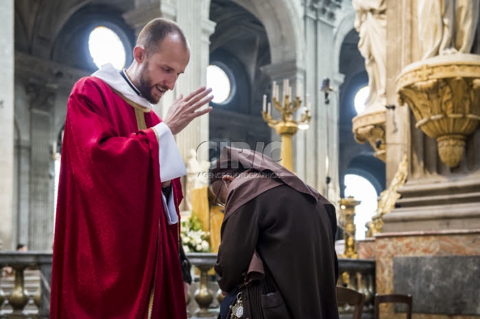 Prêtre nouvellement ordonné, bénissant une religieuse.