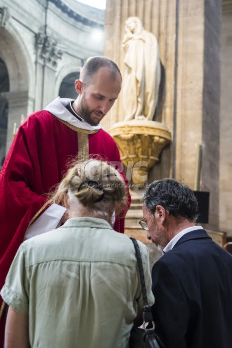 Prêtre nouvellement ordonné, bénissant des proches.