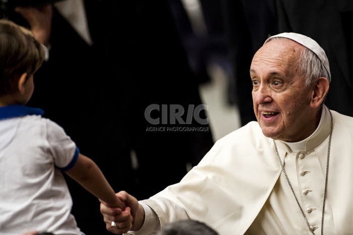 Le pape François saluant un enfant durant la 68e Semaine liturgique nationale.