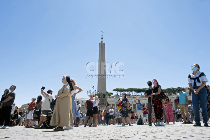 Coronavirus Covid-19 en Italie, foule avec masques sur la place Saint Pierre.