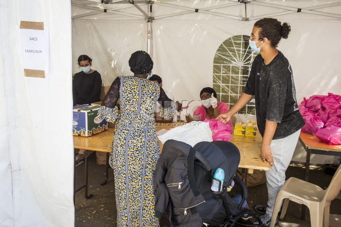 Distribution alimentaire au mois d'août par l'association ASA.