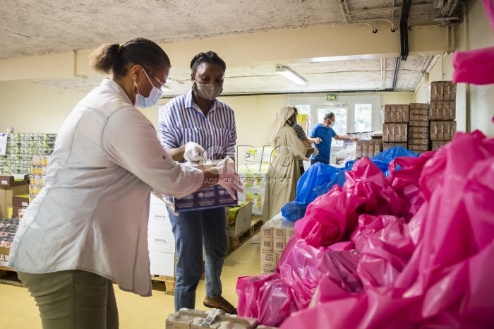 Distribution alimentaire au mois d'août par l'association ASA.