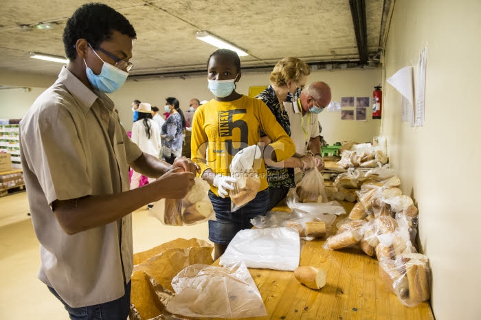 Distribution alimentaire au mois d'août par l'association ASA.