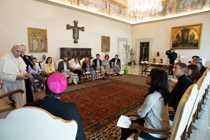 Le pape François reçoit 16 français engagés pour la cause écologique.