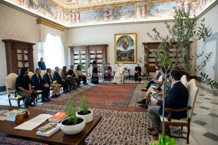 Le pape François reçoit 16 français engagés pour la cause écologique.