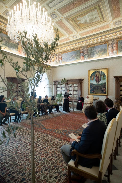 Le pape François reçoit 16 français engagés pour la cause écologique.