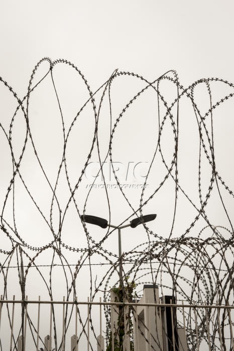 Illustration. Barbelés, emprisonnement.