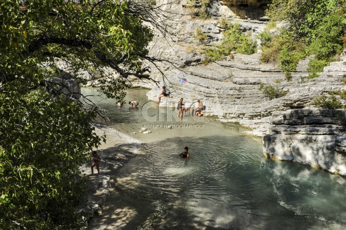 Baignade dans les gorges de la Méouge, Hautes-Alpes.