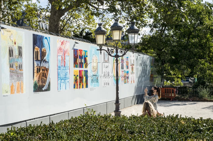 Exposition sur le parvis de la cathédrale Notre-Dame de Paris.
