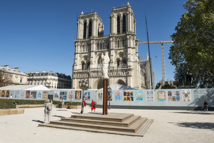Exposition sur le parvis de la cathédrale Notre-Dame de Paris.