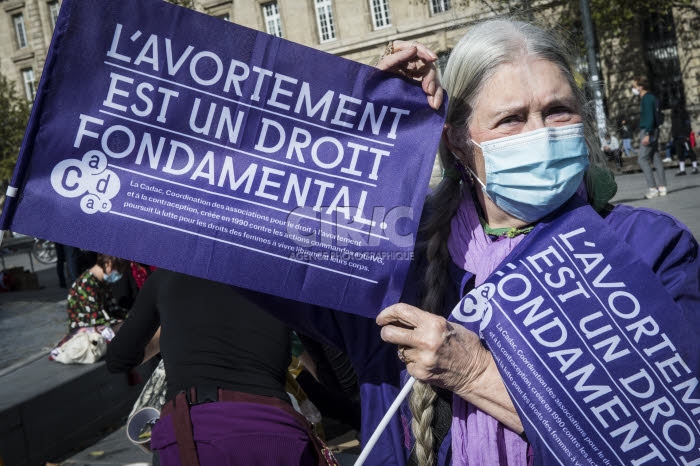 Paris, rassemblement féministe pour défendre le droit à l'IVG.