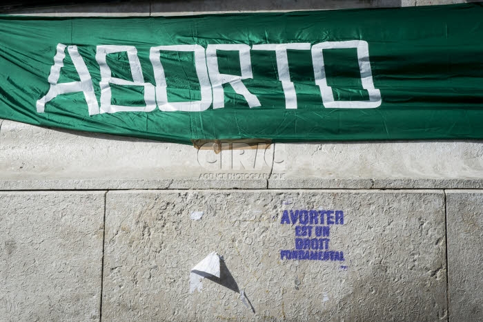Paris, rassemblement féministe pour défendre le droit à l'IVG.
