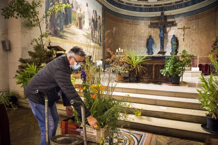 Décoration végétale d'une église en partenariat avec avec l'école Du Breuil.