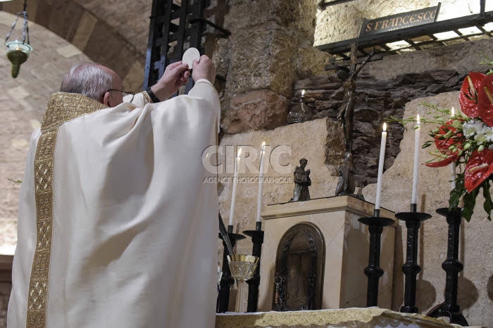 Le pape François célébre une messe près de la tombe de St François d'Assise.