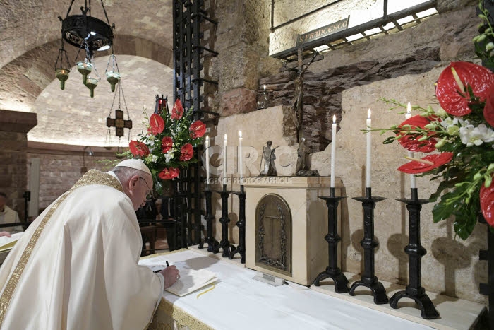 Le pape François signe son encyclique intitulée “Tous frères".