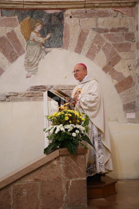 Mgr Domenico SORRENTINO célèbre une messe pour le jeune Carlo Acutis.