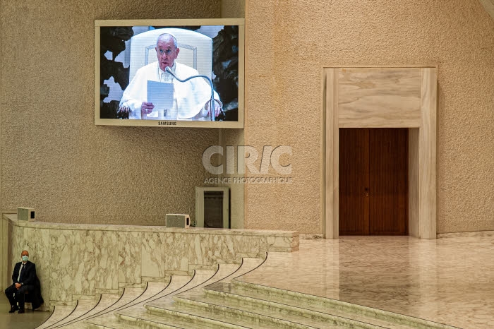 Le pape François sur écran géant durant l'audience générale.
