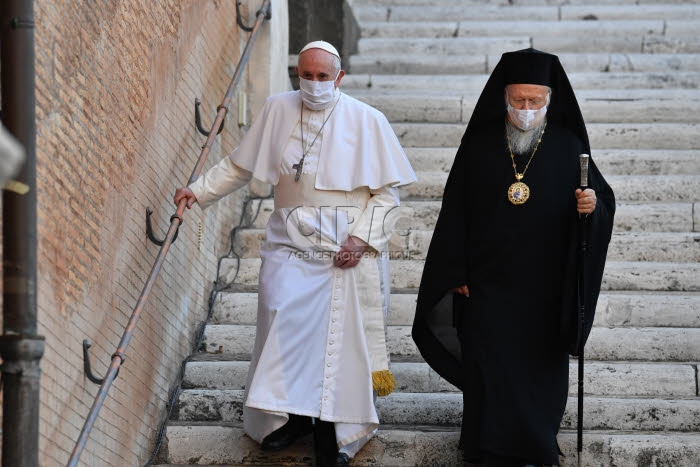 Le Pape et Bartholomée 1er lors de la cérémonie pour la paix, à Rome, Italie.