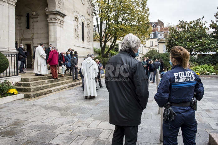 Présence de la police municipale aux abords de l'égl. Saint-Pierre à Charenton