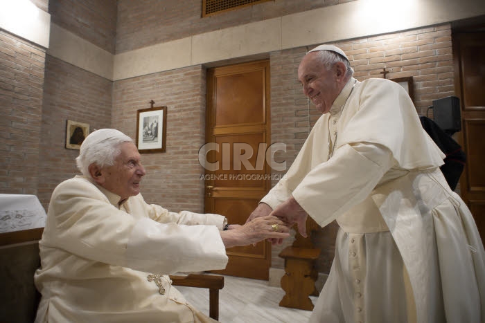 Le Pape émérite Benoît XVI reçoit le pape François et les nouveaux cardinaux.