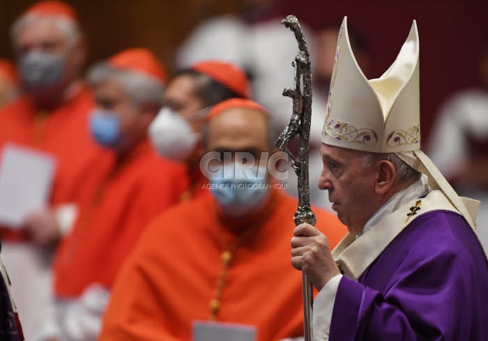 Le pape François, tenant à la main la férule pontificale.