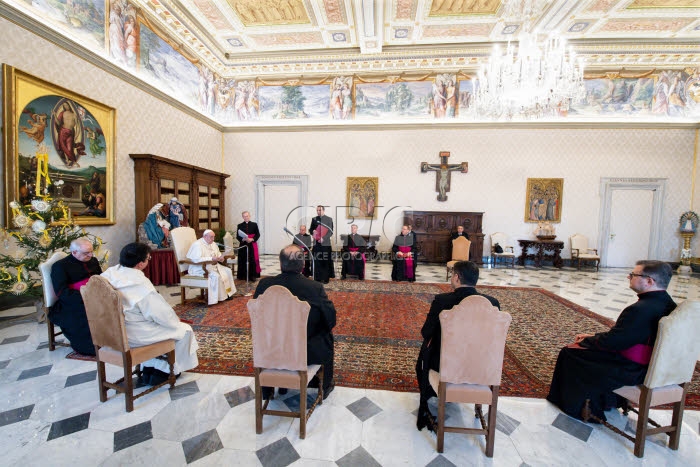 Crise sanitaire, audience générale dans la bibliothèque du palais apostolique.